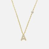 Kamenný náhrdelník s písmenem