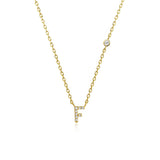 Kamenný náhrdelník s písmenem